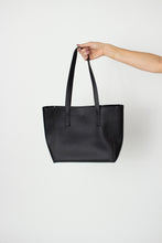 Load image into Gallery viewer, BYTAVI Black Sengly Shoulder Bag
